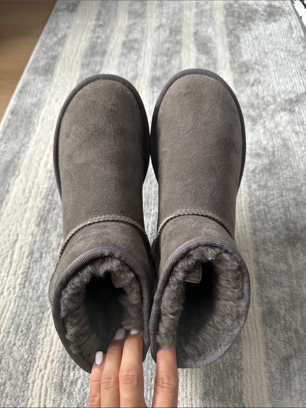 UGG - Picture 6 of 12